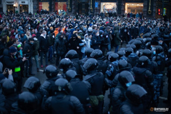 Фотография к новости: Полицейский в Петербурге сбил женщину ударом ноги в живот