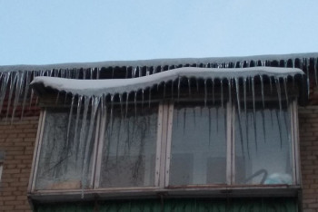 Фотография к новости: Упавшая с крыши льдина убила 11-летнего школьника