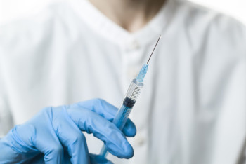 Фотография к новости: США готовятся закупить еще 200 миллионов доз вакцин Moderna и Pfizer