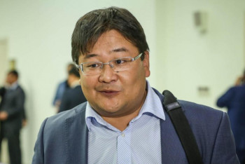 Фотография к новости: Айдос Сарым озвучил суммы зарплат мажилисменов