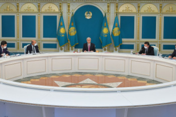 Фотография к новости: Токаев поручил снизить долю государства в экономике до 14 процентов