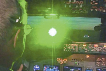 Фотография к новости: Пилотов пассажирского самолета ослепили лазером при посадке во Внуково