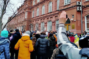 Фотография к новости: В России студентов отчислили из вуза за участие в акции в поддержку Навального