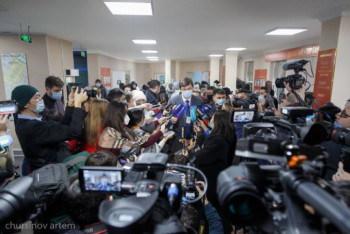 Фотография к новости: Накажут ли кого-то за скопление людей на вакцинации руководства Минздрава - Тимур Муратов