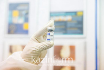 Фотография к новости: 145 медработников привились от КВИ в первый день вакцинации в Нур-Султане