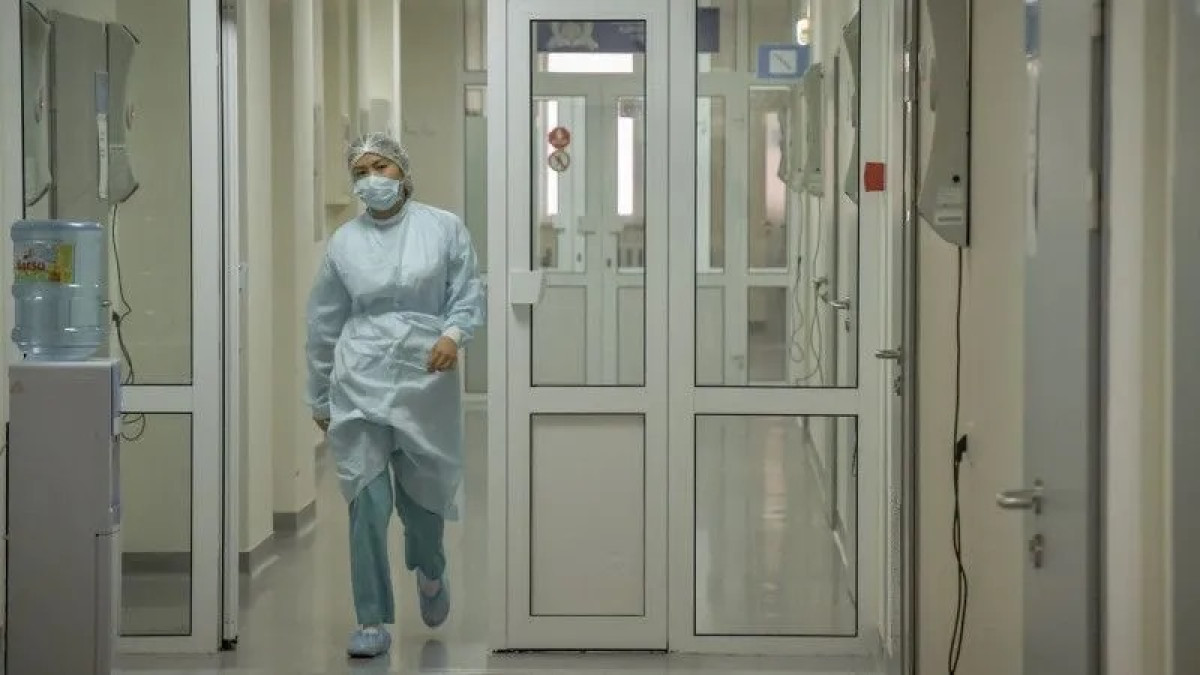 Семь человек умерли от коронавируса и пневмонии за сутки в Казахстане