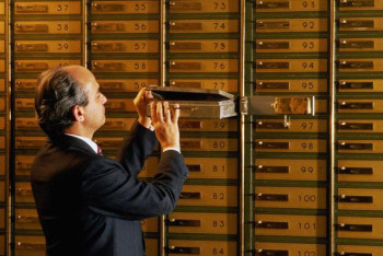 Фотография к новости: Зарубежные счета казахстанцев начнут проверять в 2021 году