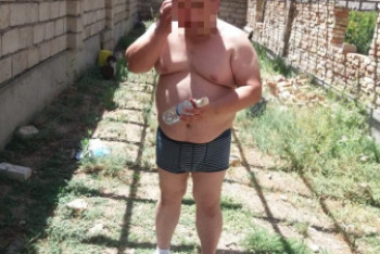 "Мужчину заставили сесть на бутылку" – скандальное видео прокомментировали в полиции