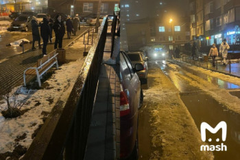 Фотография к новости: Мужчина выбросился из окна и упал на коляску с ребенком