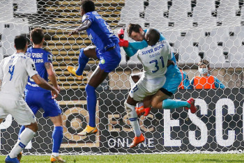 Фотография к новости: Вратарь на полном ходу врезался в голову игрока