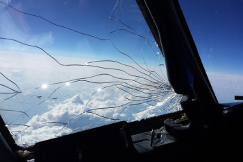 Фотография к новости: Лобовое стекло треснуло в пассажирском самолете, летевшем из Москвы в Магнитогорск