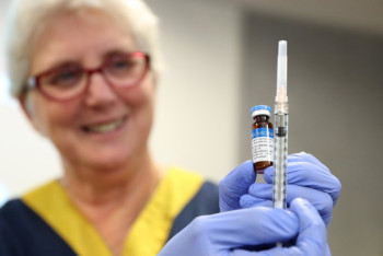 Фотография к новости: Денежно поощрить сотрудников за вакцинацию намерена сеть магазинов в США