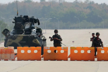 Фотография к новости: Протесты в Мьянме: полиция применила водометные пушки