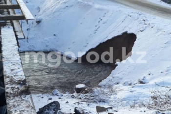 Фотография к новости: Прорыв дамбы в ЗКО грозит смыть временный мост к селам