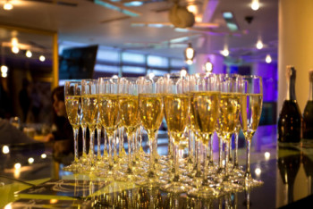 Фотография к новости: ﻿"Корпоратив во время траура" - 200 госслужащих наказаны за нарушение этики в 2020 году