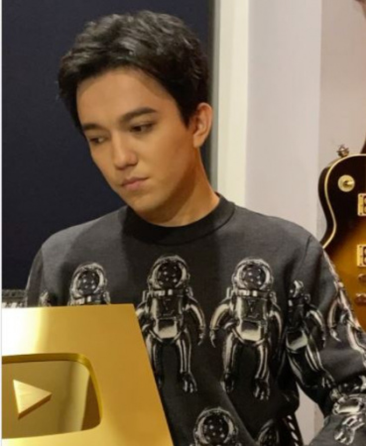 YouTube-канал Димаша получил золотую кнопку