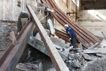 Фотография к новости: Три человека погибли при обрушении плит перекрытия в пятиэтажке Шымкента