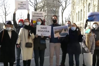 Фотография к новости: Казахстанка устроила в Париже акцию в защиту урочища Бозжыра