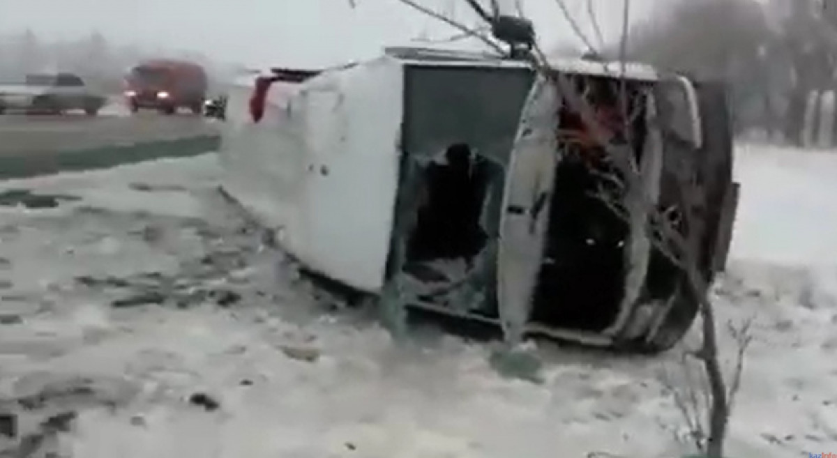 Микроавтобус с сотрудниками роддома перевернулся в Алматинской области