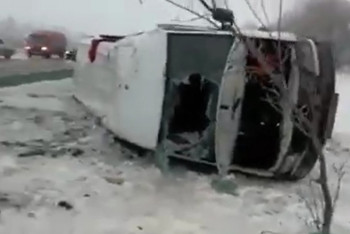 Фотография к новости: Микроавтобус с сотрудниками роддома перевернулся в Алматинской области