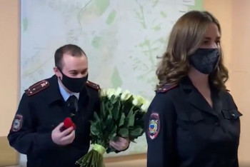 Фотография к новости: Полицейский на планерке сделал предложение своей коллеге