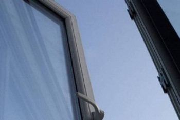 Фотография к новости: Отец с дочерью выпали из окна многоэтажки в Москве