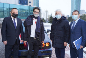 Фотография к новости: Казахстанец-финалист конкурса Илона Маска представил свой электромобиль главе МИИР