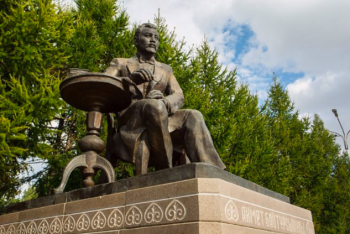 Фотография к новости: Установить памятники Ахмету Байтурсынову в столице и городах Казахстана просит депутат