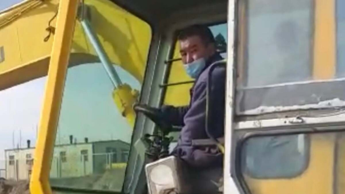 Еще одного пьяного экскаваторщика задержала полиция