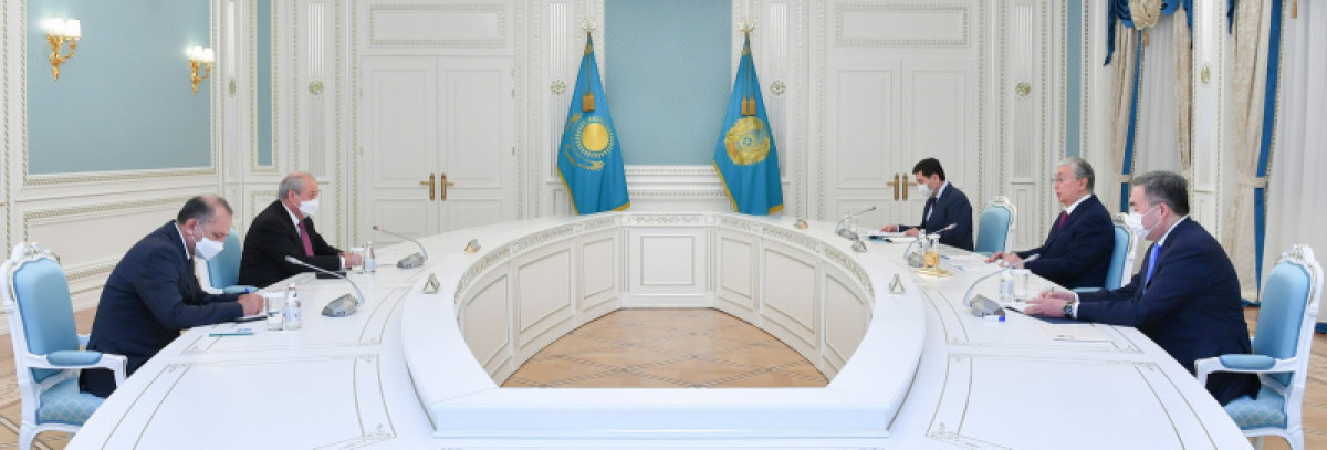 Токаеву вручили послание от Мирзиёева