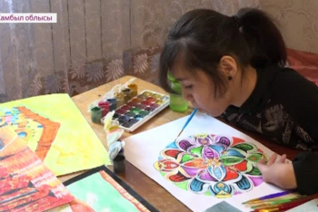 Фотография к новости: Художница из Жамбылской области пишет картины ртом