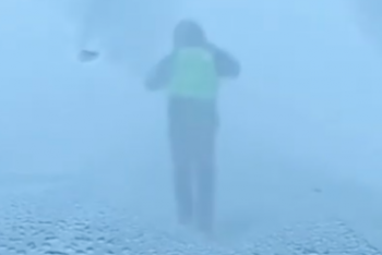 Фотография к новости: Бежал в метель и указывал путь - костанайский полицейский стал новым героем Сети