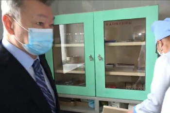 Фотография к новости: Дверца шкафа отвалилась на глазах у акима ВКО в сельской больнице