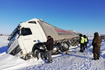 Фотография к новости: Фура с 15 тоннами семян перевернулась на трассе в СКО
