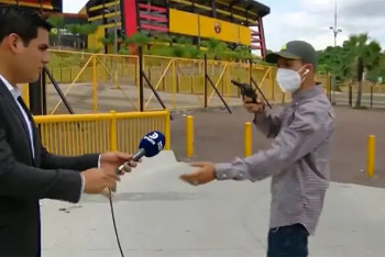 Фотография к новости: Съемочную группу ограбили во время прямого эфира в Эквадоре