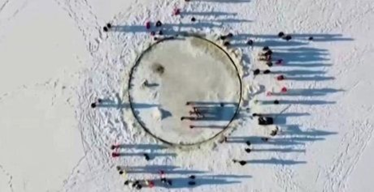 Эстонец построил ледяную карусель посреди Балтийского моря