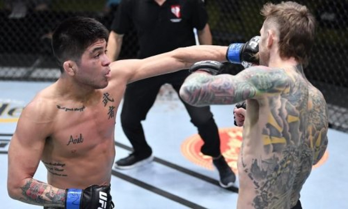 Американскому бойцу UFC нанесли 13 ударов в голову за шесть секунд