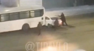 Потерявший управление автобус протаранил легковушку в Аксу