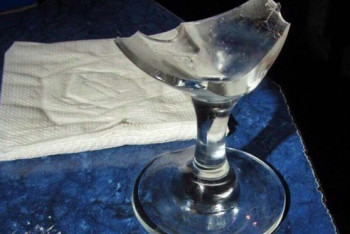 Фотография к новости: Посетительница кафе ударила официантку бокалом по голове в Каскелене