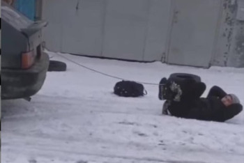 Фотография к новости: Павлодарец прокатился привязанным за ноги к машине