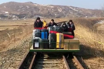 Фотография к новости: На самодельной дрезине покинули Северную Корею российские дипломаты