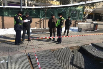 Фотография к новости: Грузовик во время вывоза снега повредил сухой фонтан в Алматы