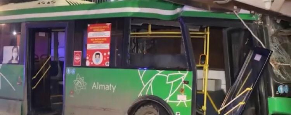 ДТП с автобусом в Алматы: пострадали пешеходы и пассажир