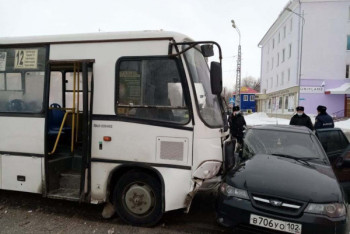 Фотография к новости: Машина с детьми и рейсовый автобус столкнулись в Актобе
