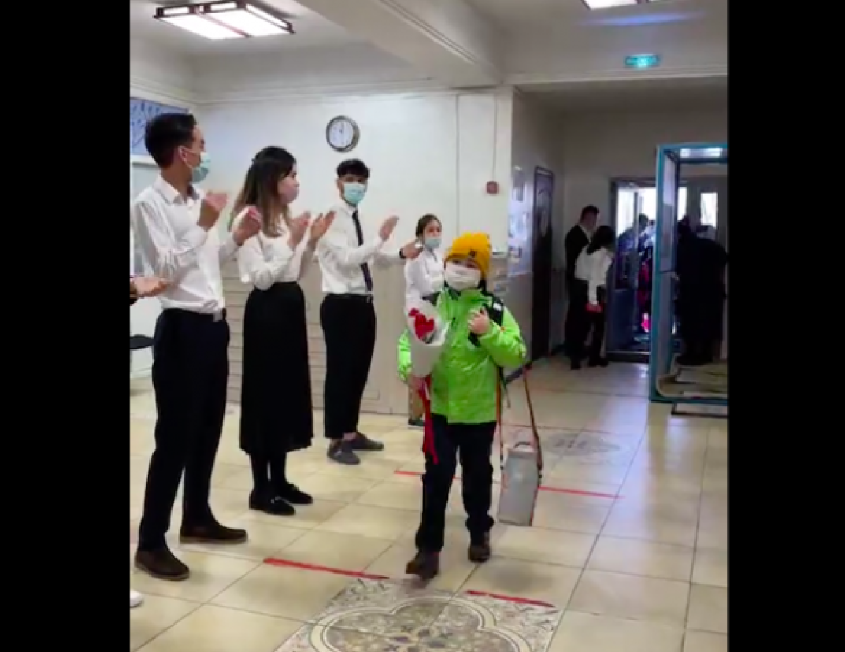 Аплодисментами встречали первоклассников после пандемии в школе Алматы