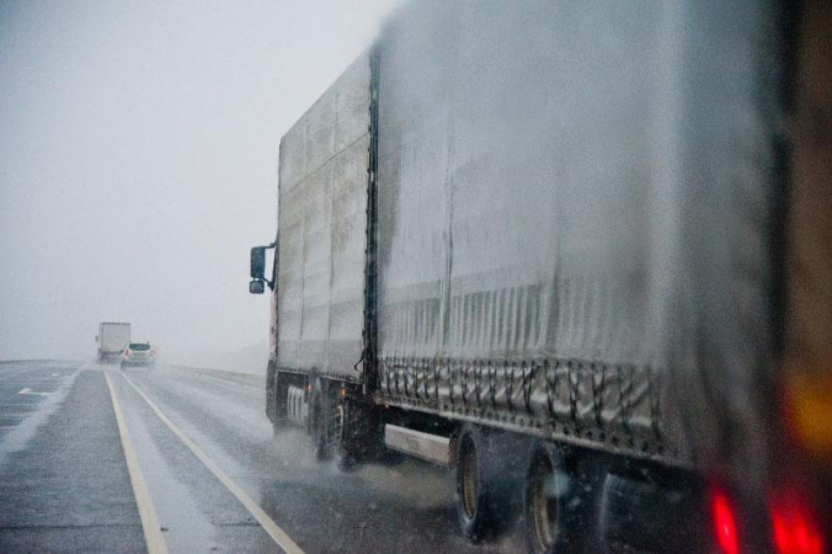 Ограничение для большегрузов введено на дорогах в семи областях РК