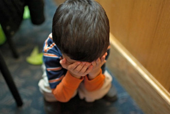 "Швыряет и бьет детей". На сотрудников детского сада в ВКО завели уголовное дело