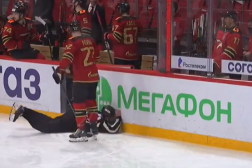 Фотография к новости: Судья рухнул как подкошенный во время матча КХЛ