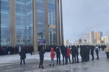 Фотография к новости: Очереди образовались на кассах за билетами на игры ХК "Барыс"