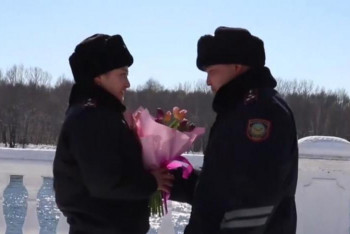 Фотография к новости: Полицейский сделал предложение своей коллеге в преддверии 8 марта в ВКО